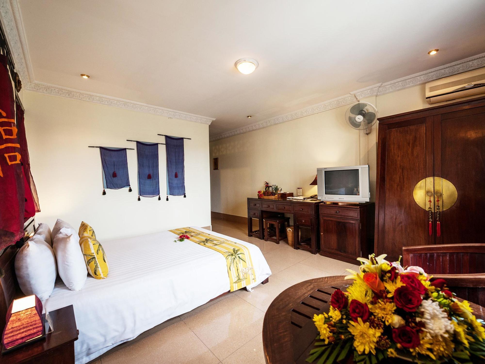 Red Hibiscus Hotel Phnom Pen Exterior foto