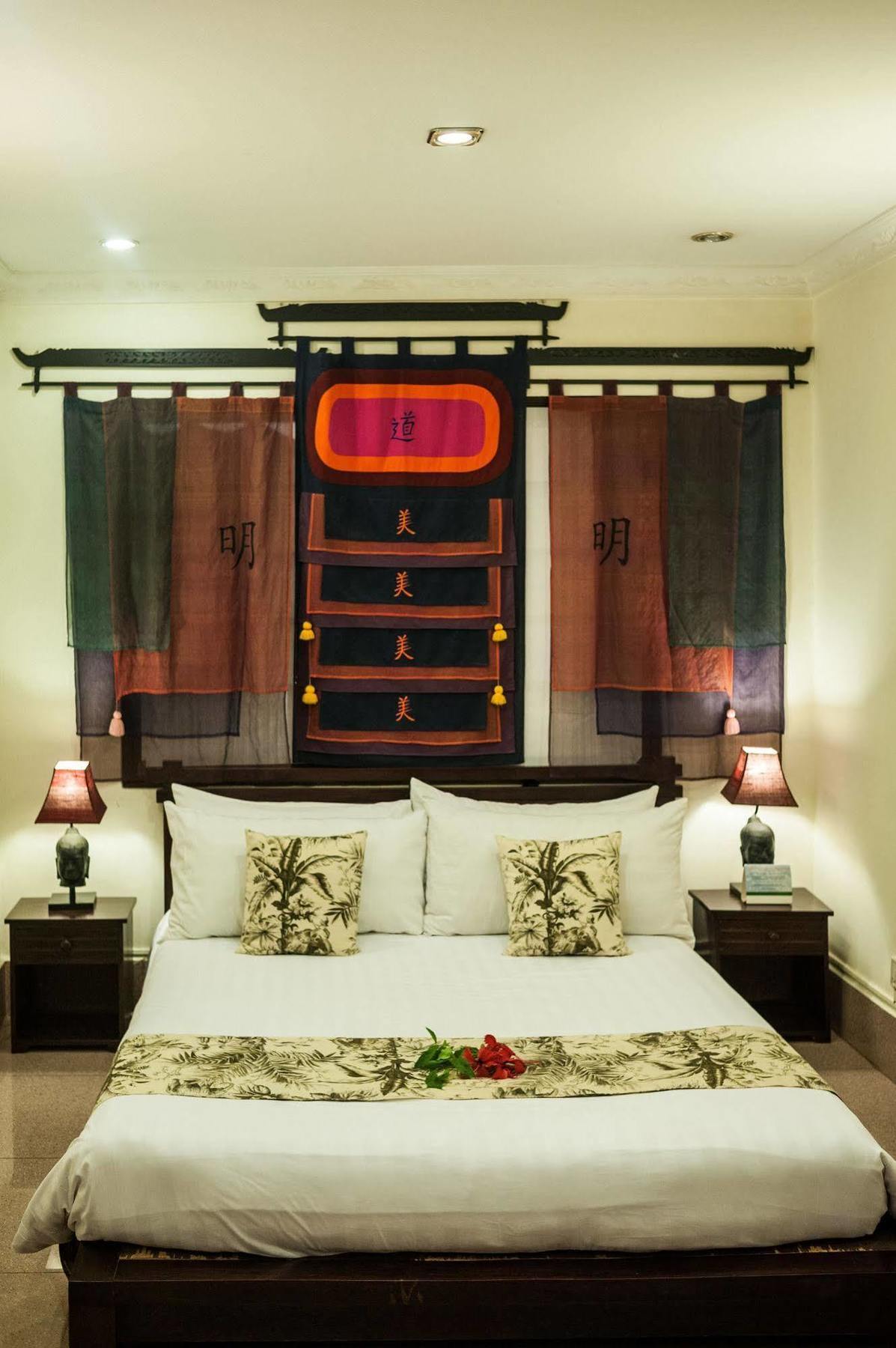Red Hibiscus Hotel Phnom Pen Exterior foto