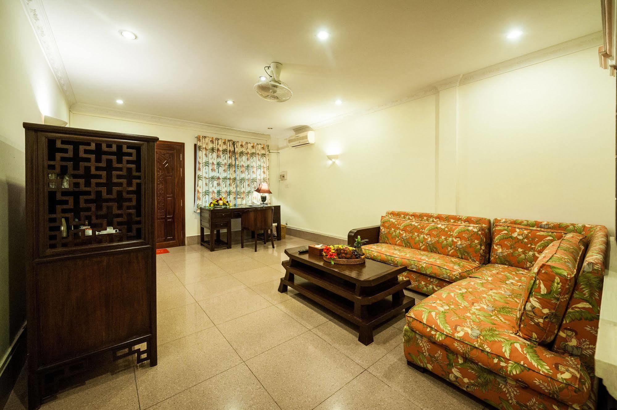 Red Hibiscus Hotel Phnom Pen Exterior foto
