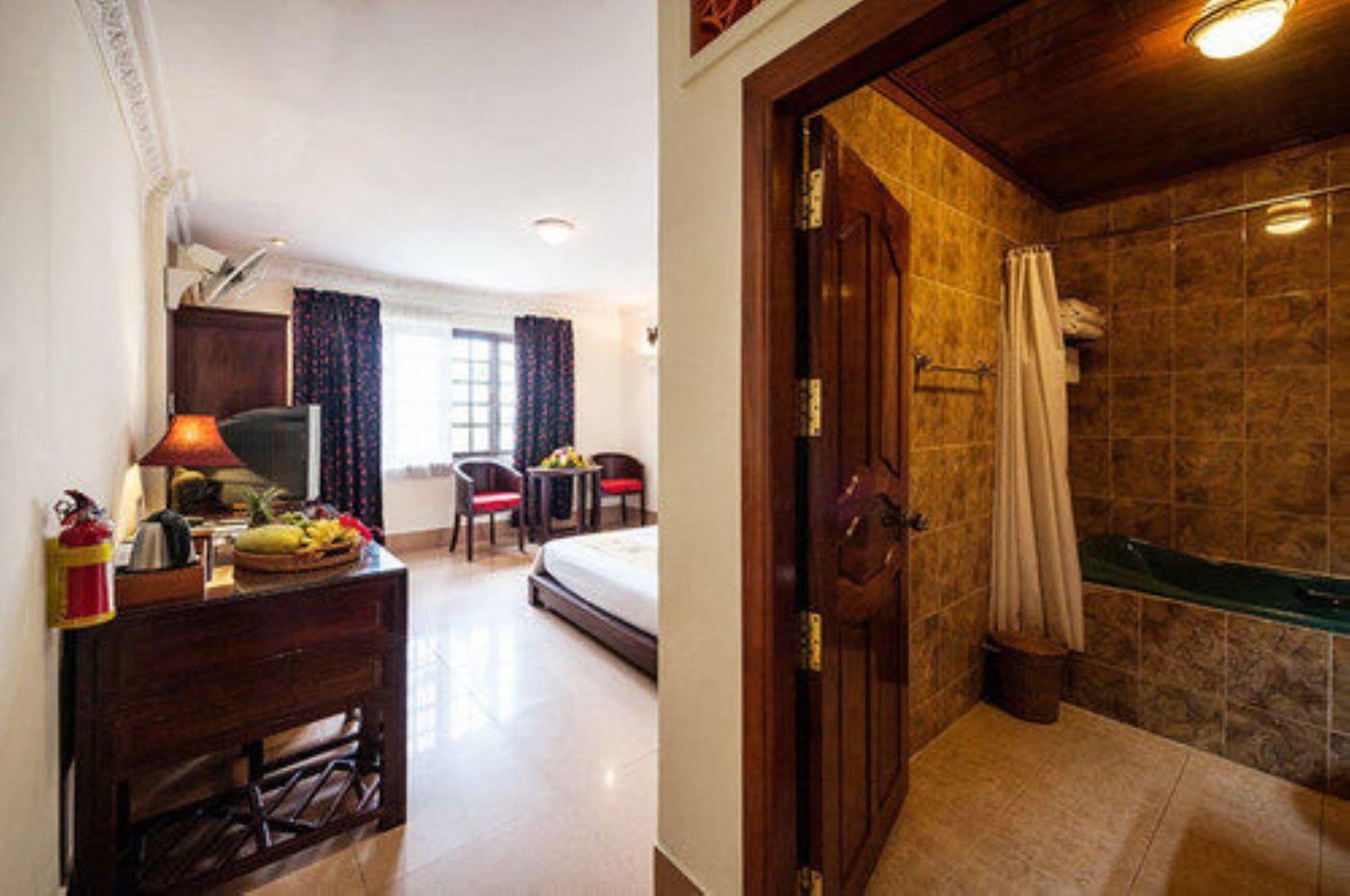 Red Hibiscus Hotel Phnom Pen Exterior foto
