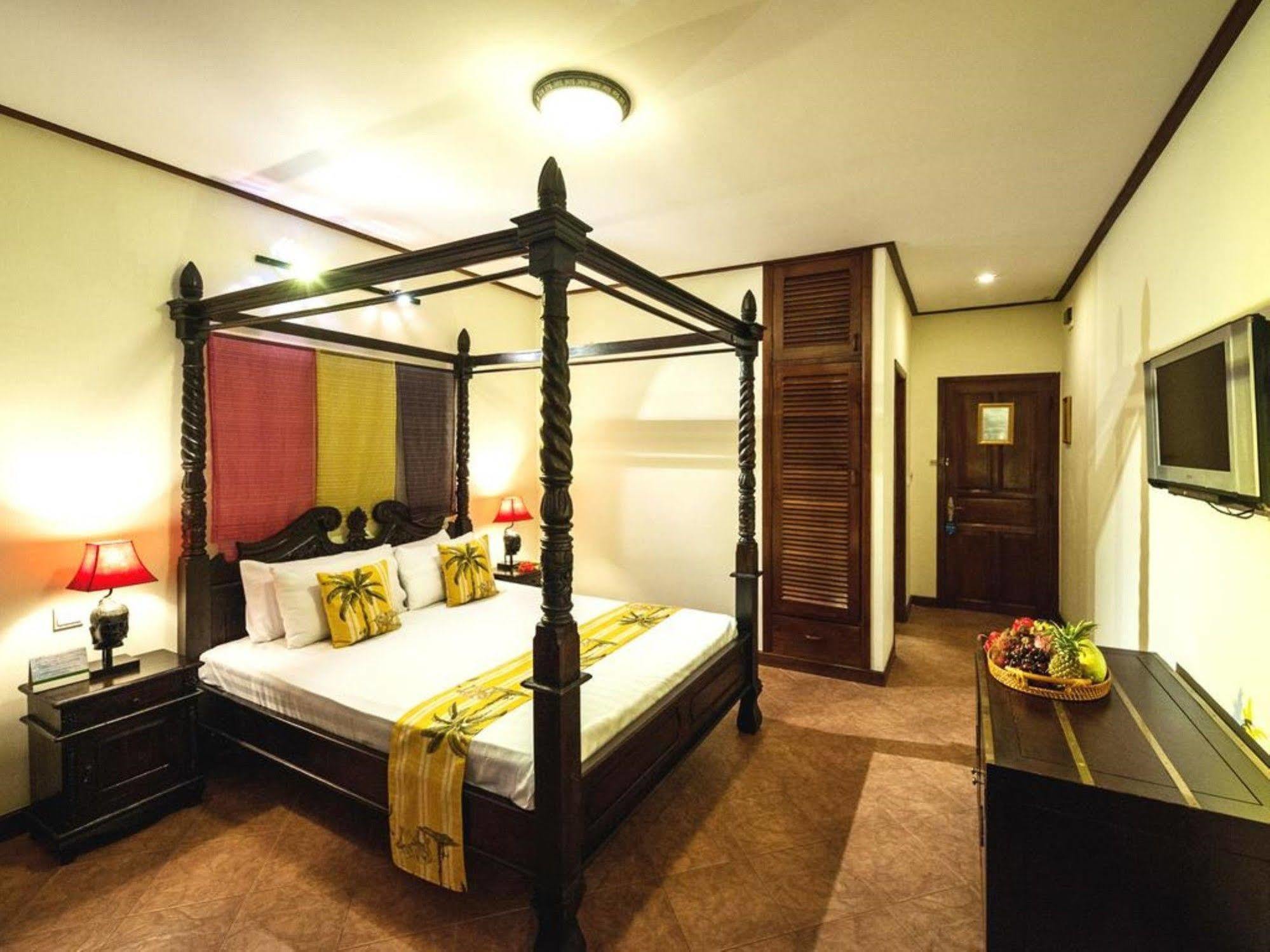 Red Hibiscus Hotel Phnom Pen Exterior foto