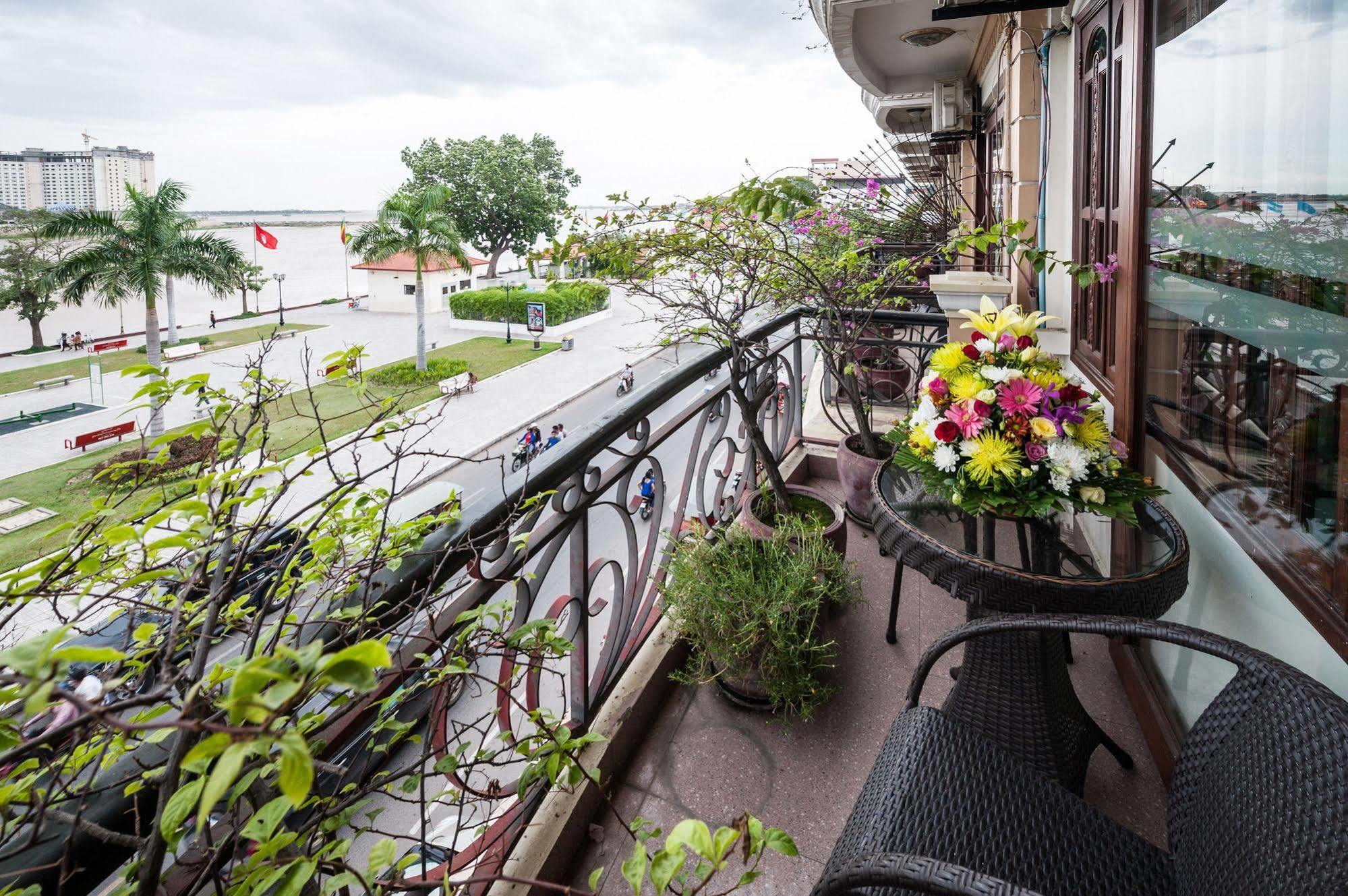 Red Hibiscus Hotel Phnom Pen Exterior foto