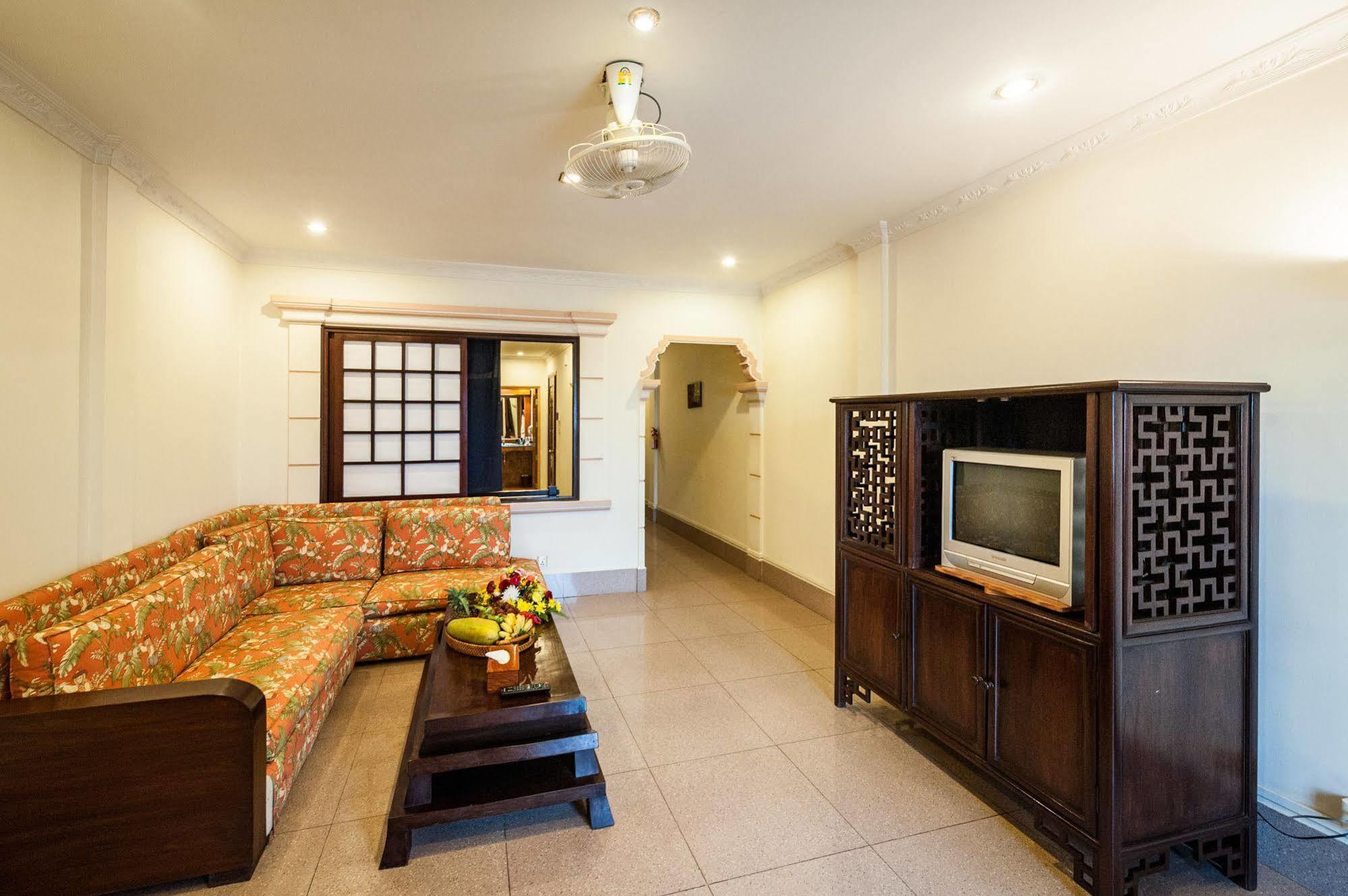 Red Hibiscus Hotel Phnom Pen Exterior foto