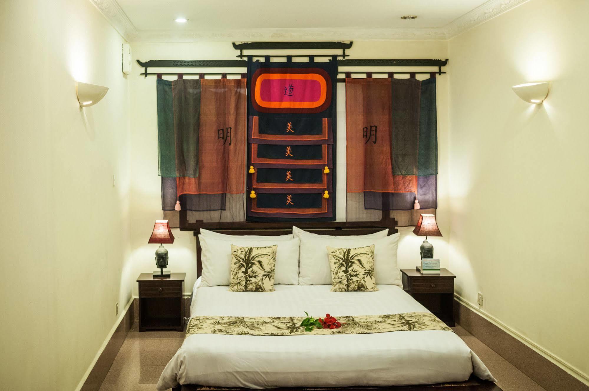 Red Hibiscus Hotel Phnom Pen Exterior foto