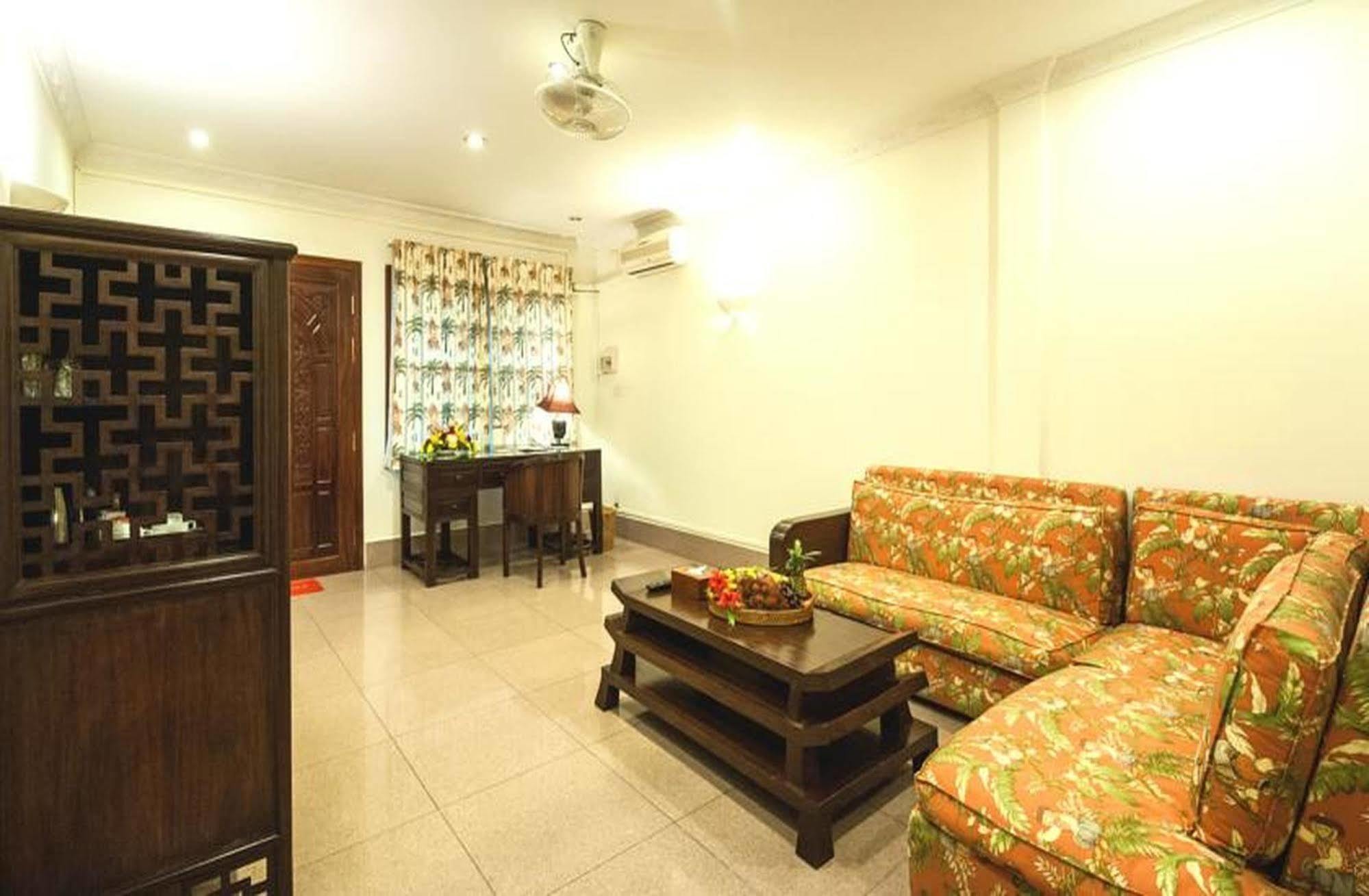 Red Hibiscus Hotel Phnom Pen Exterior foto